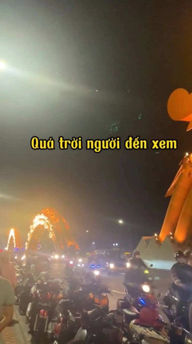 Mới đây, trên mạng xã hội xuất hiện đoạn clip một anh chàng chia sẻ trải nghiệm khó quên khi lần đầu được ngắm cầu Rồng phun lửa, phun nước.