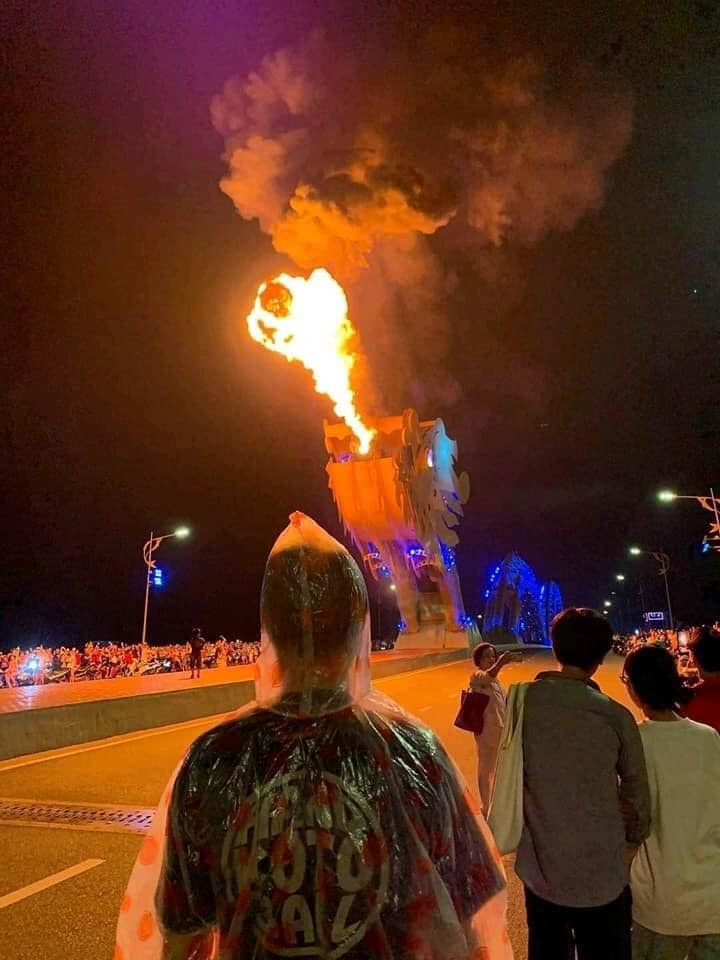 Thay vì lên đồ cực chất như những buổi đi chơi cuối tuần thông thường, anh khoác thêm bên ngoài chiếc áo mưa chấm bi màu cam. Dù mỏng nhưng vẫn đủ để che chắn, tránh tình trạng ướt vì bị “Rồng” phun nước trúng.