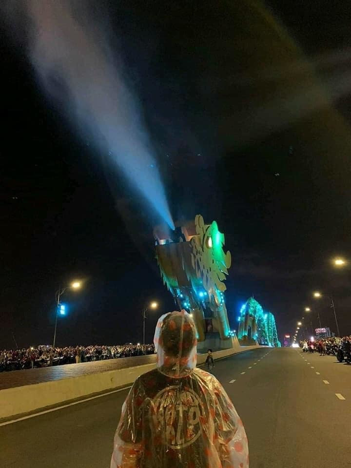 Trước đó MXH từng chia sẻ nhiều khoảnh khắc một chàng trai đến cầu Rồng Đà Nẵng đón chờ thời khắc phun lửa, phun nước nhưng trên người mặc áo mưa.