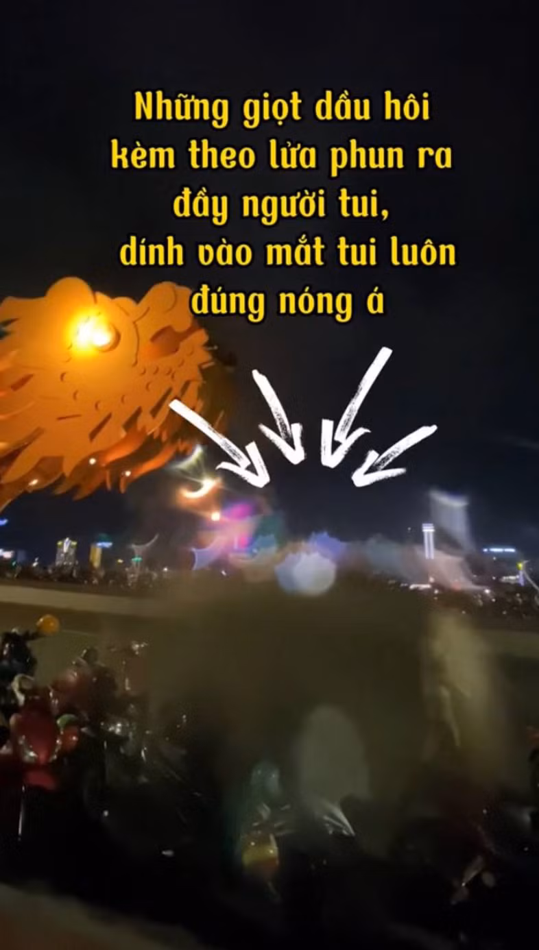 Mùi dầu không được rửa luôn sẽ để lại mùi khá nồng nặc, đó là cảm nhận của chàng trai này khi đứng gần đầu rồng.