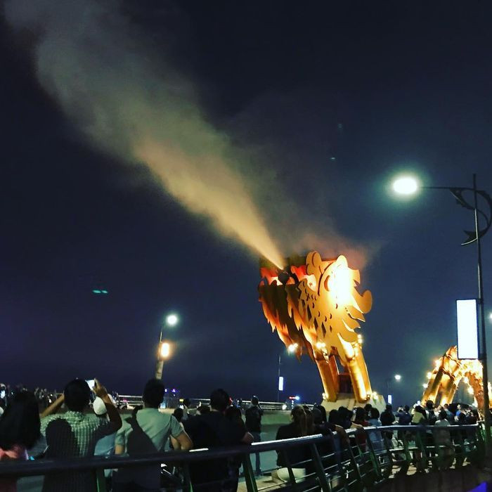 Cứ ghé thăm Đà Nẵng, cầu Rồng là địa điểm mà rất nhiều du khách check-in, đặc biệt là khoảnh khắc đầu rồng phun lửa, phun nước.