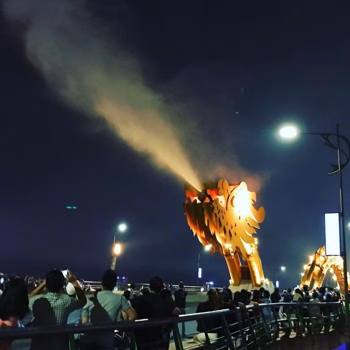 Cứ ghé thăm Đà Nẵng, cầu Rồng là địa điểm mà rất nhiều du khách check-in, đặc biệt là khoảnh khắc đầu rồng phun lửa, phun nước.