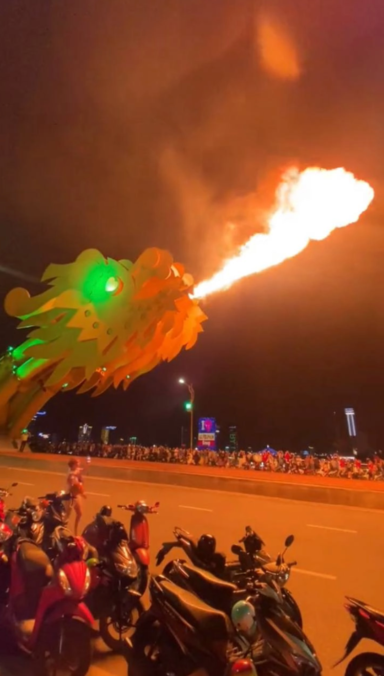 Chính vì ham ngắm ở toạ độ gần mà chàng trai này nhận cái kết đắng. Sau khi đầu rồng phun lửa anh chàng gần như hứng trọn tia dầu và hơi dầu của "Rồng".