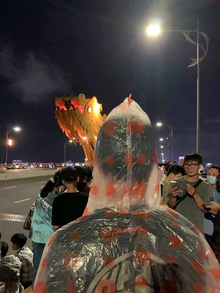 Nhiều người bật cười vì hành động của anh nhưng cũng tỏ ý đồng cảm, cho rằng chỉ những ai từng trải qua cảm giác đứng gần cầu Rồng xem phun nước mới thấu hiểu cho hành động của nhân vật trong bức ảnh. Ảnh: Tổng hợp