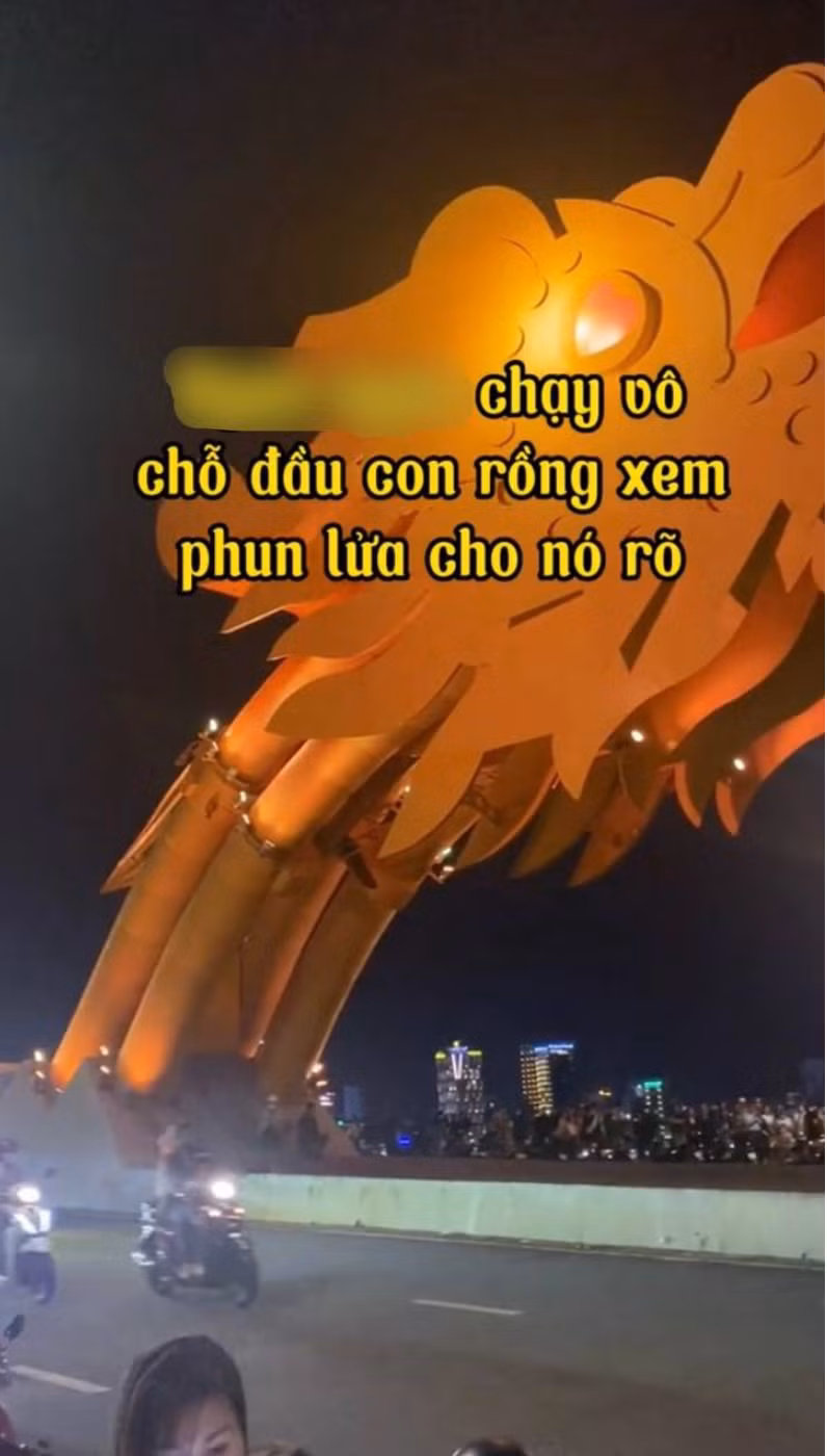 Anh cùng bạn bè của mình còn cẩn thận lựa chọn được vị trí đắc địa chính là ngay dưới đầu rồng để có thể ghi lại khoảnh khắc này một cách rõ nét nhất.