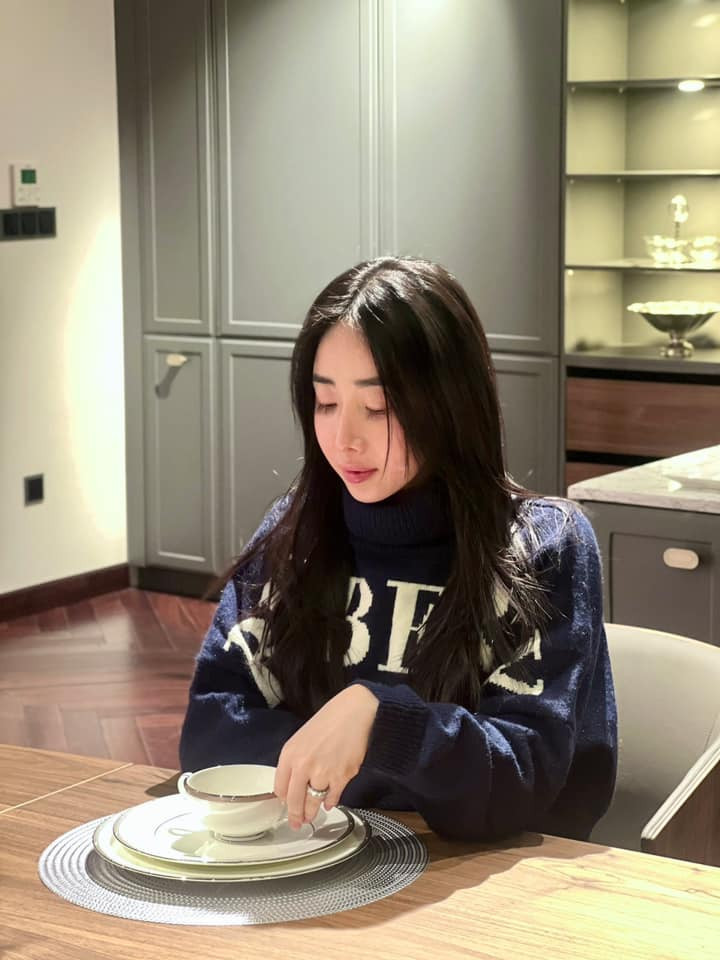 Bên cạnh đó, hot mom Hà thành còn khiến nhiều người thán phục vì từng thất bại trong hôn nhân nhưng vẫn mạnh mẽ, một tay nuôi nấng các con.