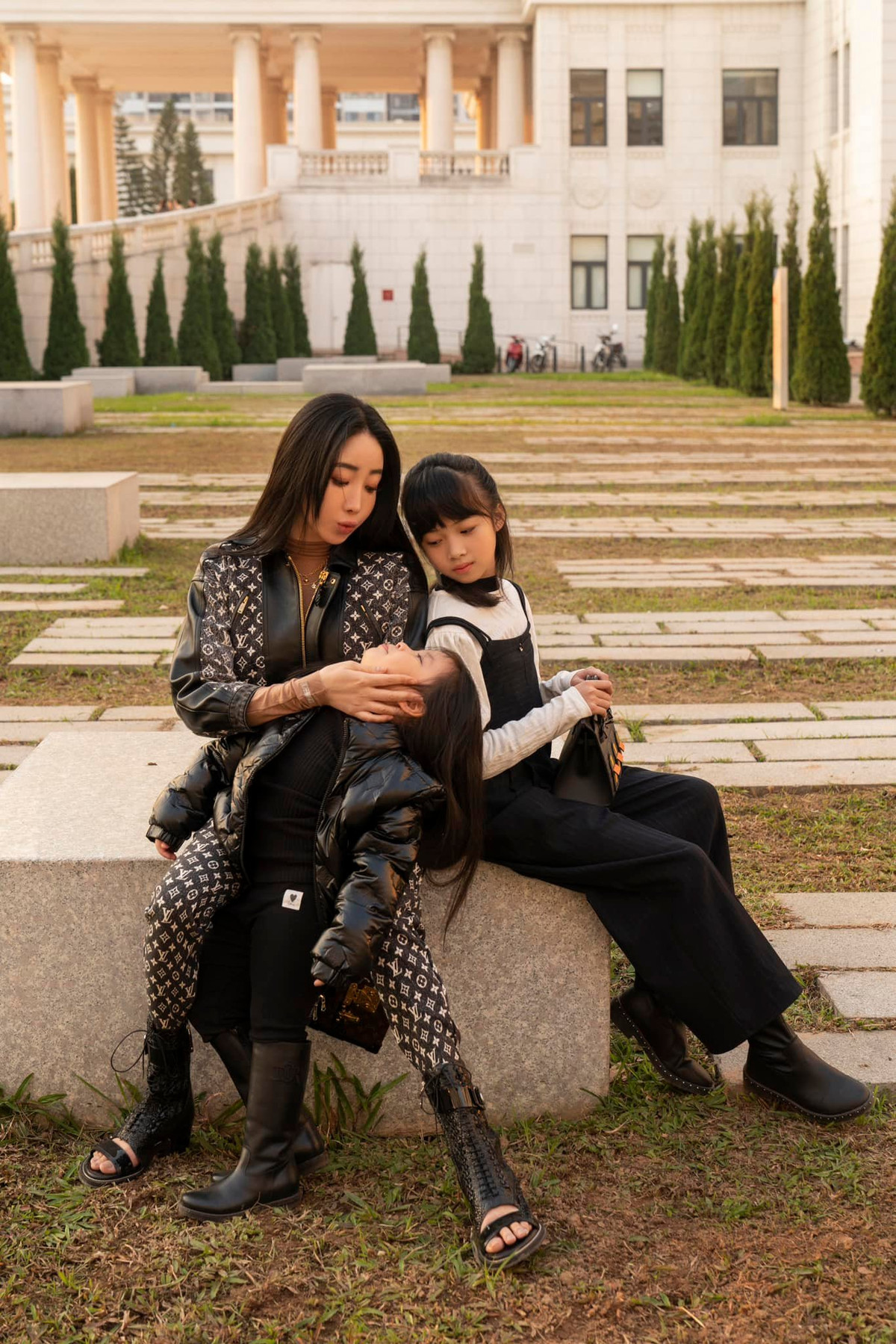 Làm mẹ ở tuổi 21, có đến 7 đứa con nhưng vóc dáng và nhan sắc của hot mom Hà Nội vẫn như thời son rỗi.