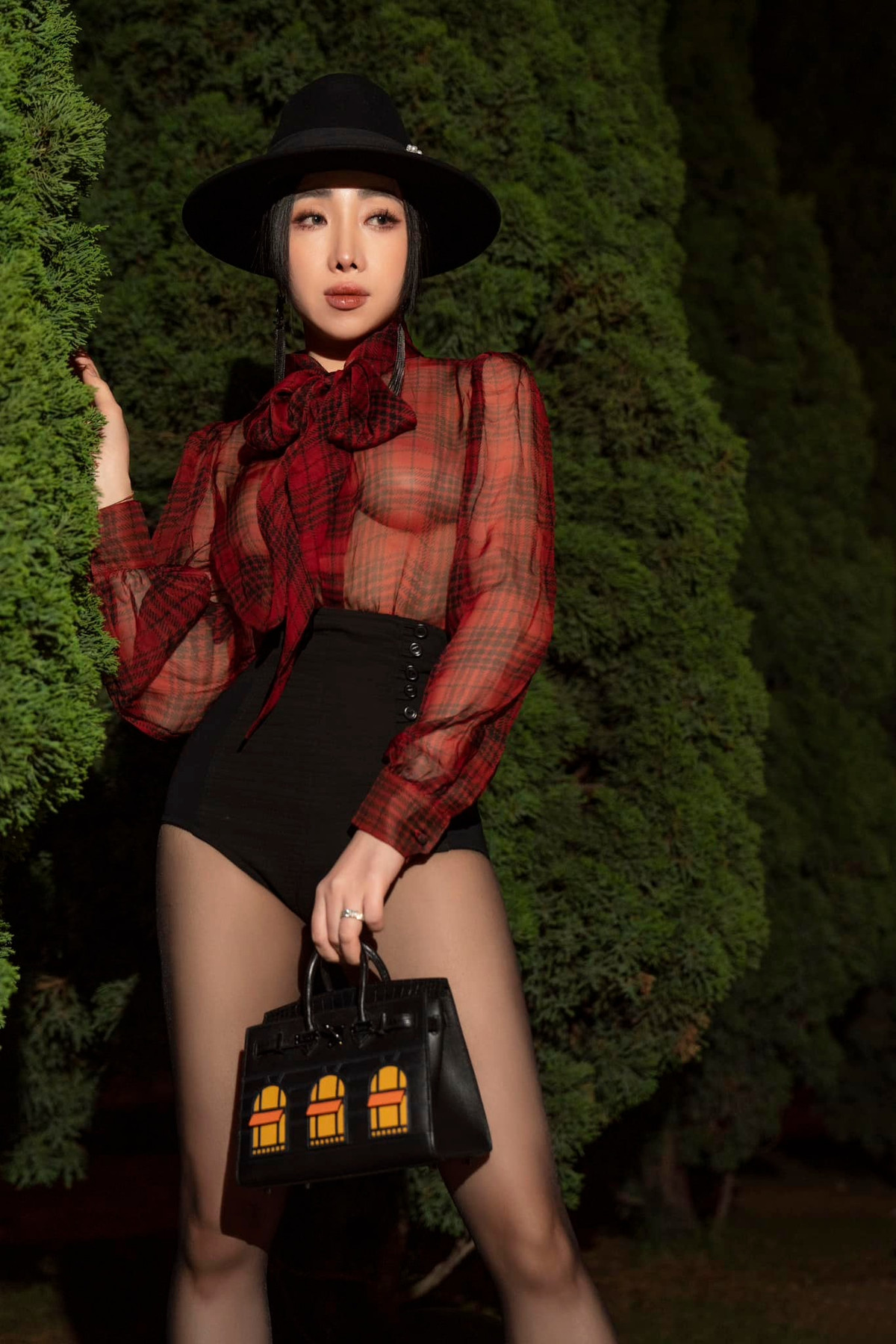 Vũ Hồng Phúc còn có tên gọi khác là Cún Bông, hot girl 8x sở hữu bộ sưu tập túi Hermes đáng gờm, đã trở thành cái tên quen thuộc trong giới tín đồ hàng hiệu Việt.