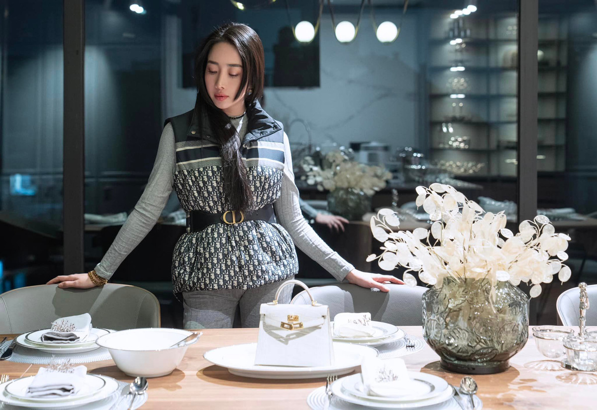 Nhiều năm qua, cô nàng trổ tài mẹ đảm khi chăm con rất khéo, các cô cậu bé đều xinh xắn, kháu khỉnh, ai nhìn cũng thích mê.