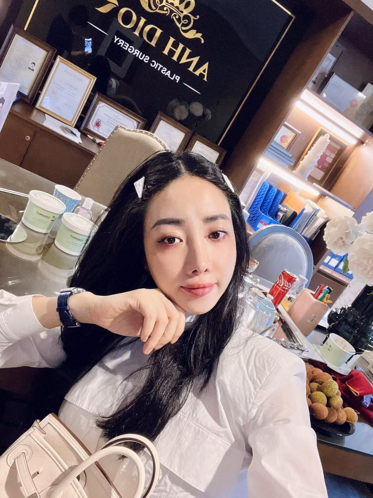 Mặc dù thời gian sinh nở gần nhau, lại còn bận rộn với công việc kinh doanh nhưng hot mom Vũ Hồng Phúc chưa bao giờ xuống sắc kể cả trong thời gian mang thai.