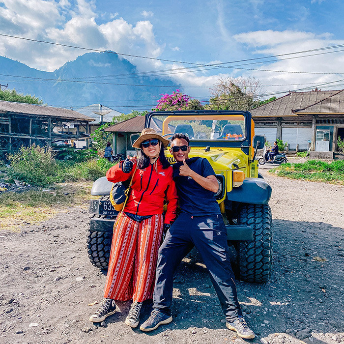 Trên trang cá nhân, cô chia sẻ: “Mình từng là một cô gái vùng biển hơi ngông, hơi điên điên và yêu tiền kinh khủng, chỉ biết cắm đầu vào kiếm tiền và giữ khư khư như sinh mạng. Vậy mà đến giờ, mình đã ném hết tất cả số tiền mình có vào biển, vào núi, vào những cung đường đẹp như mơ.”