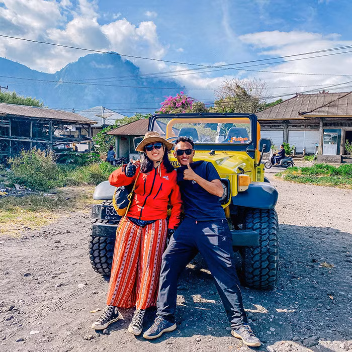 Trên trang cá nhân, cô chia sẻ: “Mình từng là một cô gái vùng biển hơi ngông, hơi điên điên và yêu tiền kinh khủng, chỉ biết cắm đầu vào kiếm tiền và giữ khư khư như sinh mạng. Vậy mà đến giờ, mình đã ném hết tất cả số tiền mình có vào biển, vào núi, vào những cung đường đẹp như mơ.”