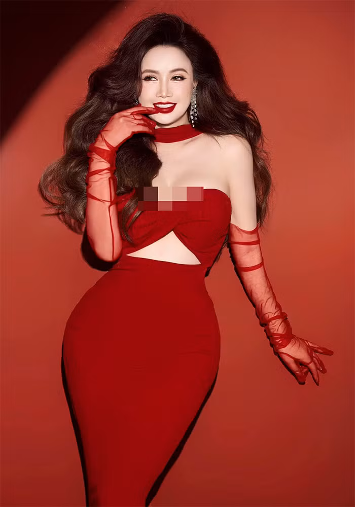 Sau ly hôn, Hoàng Yến chưa có ý định kết hôn thêm lần nữa. Cô đang sống rất vui vẻ bên ba con gái.