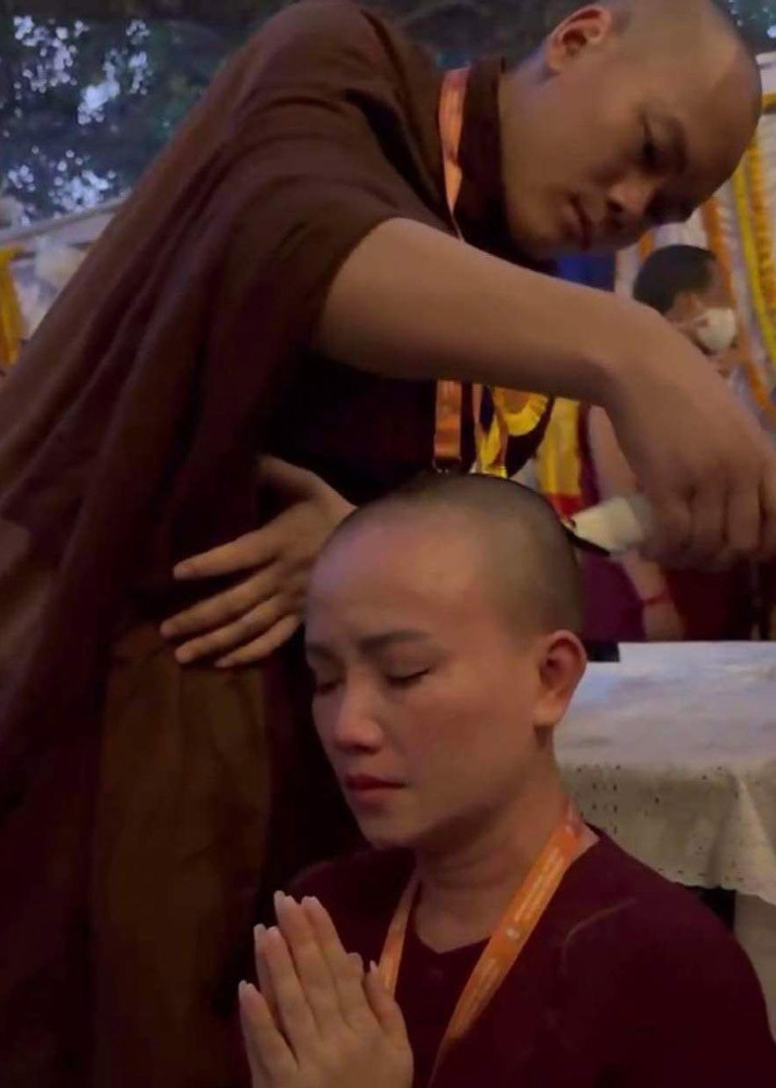 Mới đây trên trang cá nhân, Hoàng Yến chia sẻ hình ảnh cô xuống tóc tại một ngôi chùa. Hoàng Yến xuống tóc, xuất gia gieo duyên gây bất ngờ cho khán giả. (Ảnh: Vietnamnet)