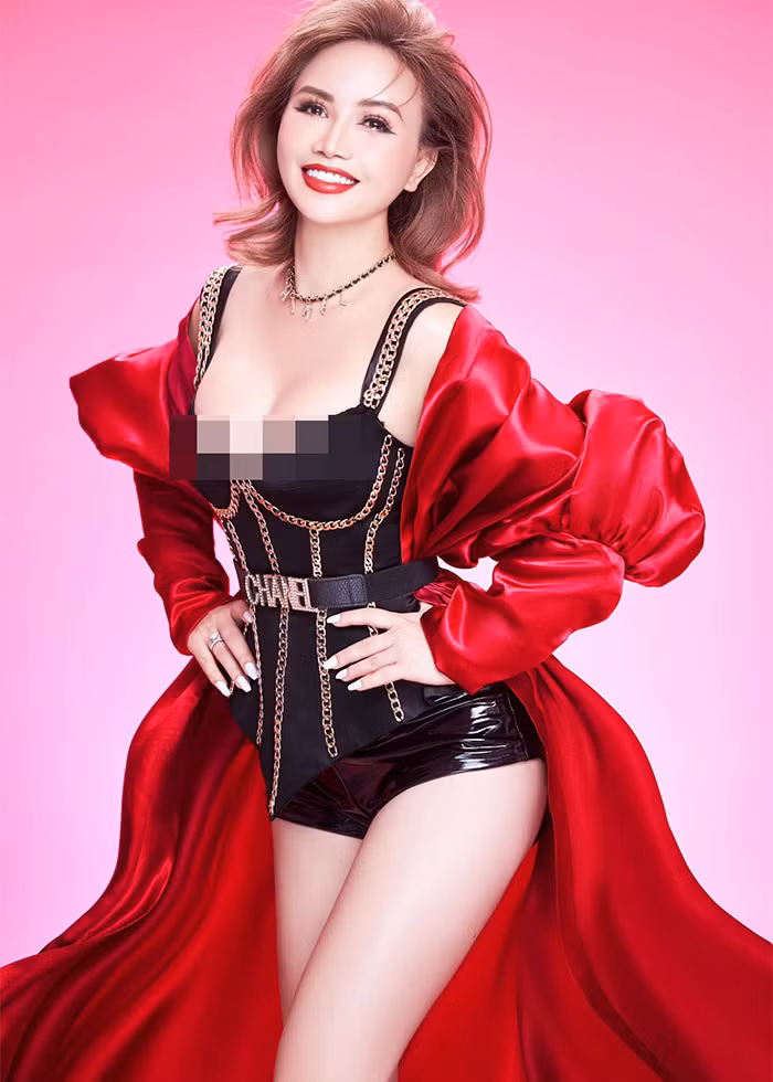 Hoàng Yến sinh năm 1976, là diễn viên Nhà hát Tuổi trẻ. Cô từng tham gia các phim truyền hình như: "Đi qua bóng tối", "Chủ tịch tỉnh", "Giấc mơ hạnh phúc", "Giọt nước rơi", "Về nhà đi con", "Phố trong làng"...