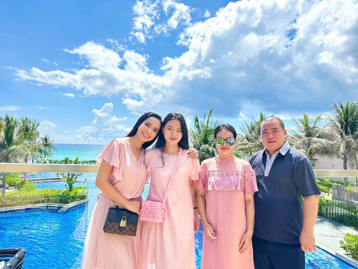 17 năm trước, siêu mẫu nổi tiếng Hà thành quyết định kết hôn với nhạc sĩ Minh Khang, chấp nhận bỏ lại công việc đang phát triển để theo ông xã vào TP HCM lập nghiệp.