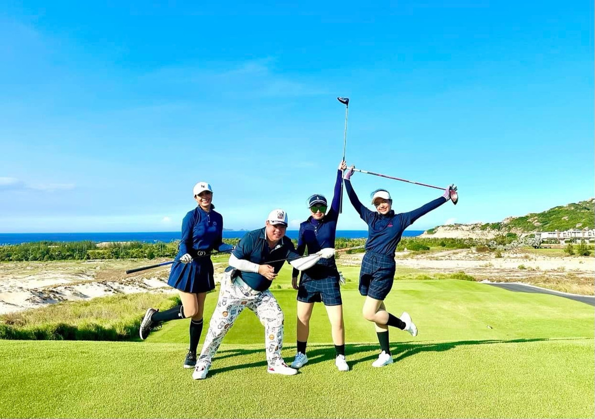 Chia sẻ trong chương trình "Khách sạn 5 sao", bà xã của nhạc sĩ Minh Khang từng dành nhiều lời khen cho chồng.