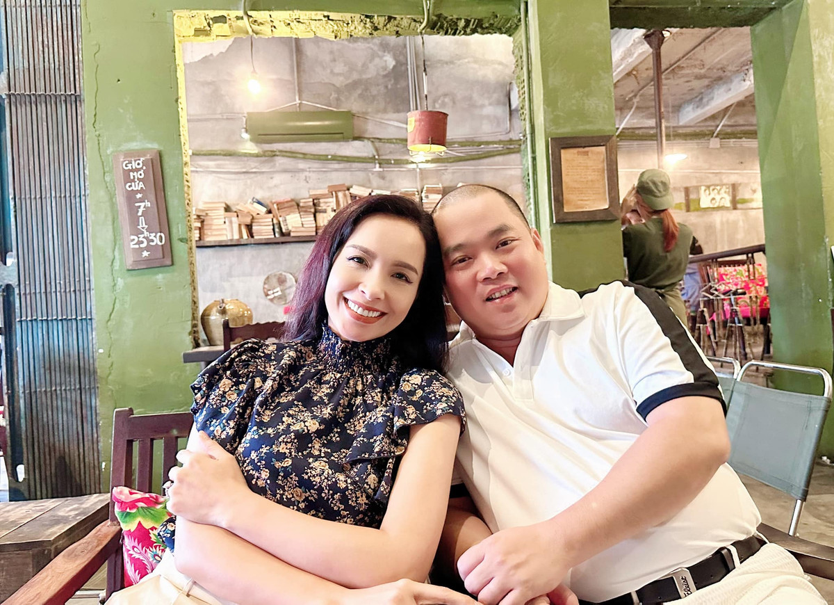 Khác với quan niệm "đàn ông xây nhà, đàn bà xây tổ ấm", trong gia đình Thúy Hạnh - Minh Khang, cả hai vợ chồng cùng xây tổ ấm và cùng làm việc nhà.