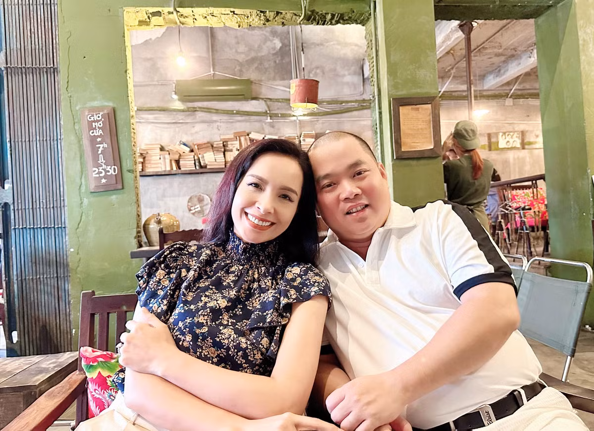 Khác với quan niệm "đàn ông xây nhà, đàn bà xây tổ ấm", trong gia đình Thúy Hạnh - Minh Khang, cả hai vợ chồng cùng xây tổ ấm và cùng làm việc nhà.