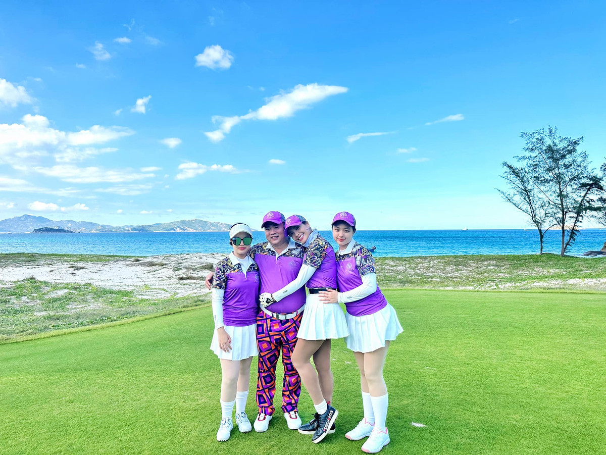 Bắt đầu dường như chỉ có hai bàn tay trắng, cặp vợ chồng Minh Khang - Thúy Hạnh giờ đây đã có cuộc sống sung túc, đủ đầy với khối tài sản đáng nể.