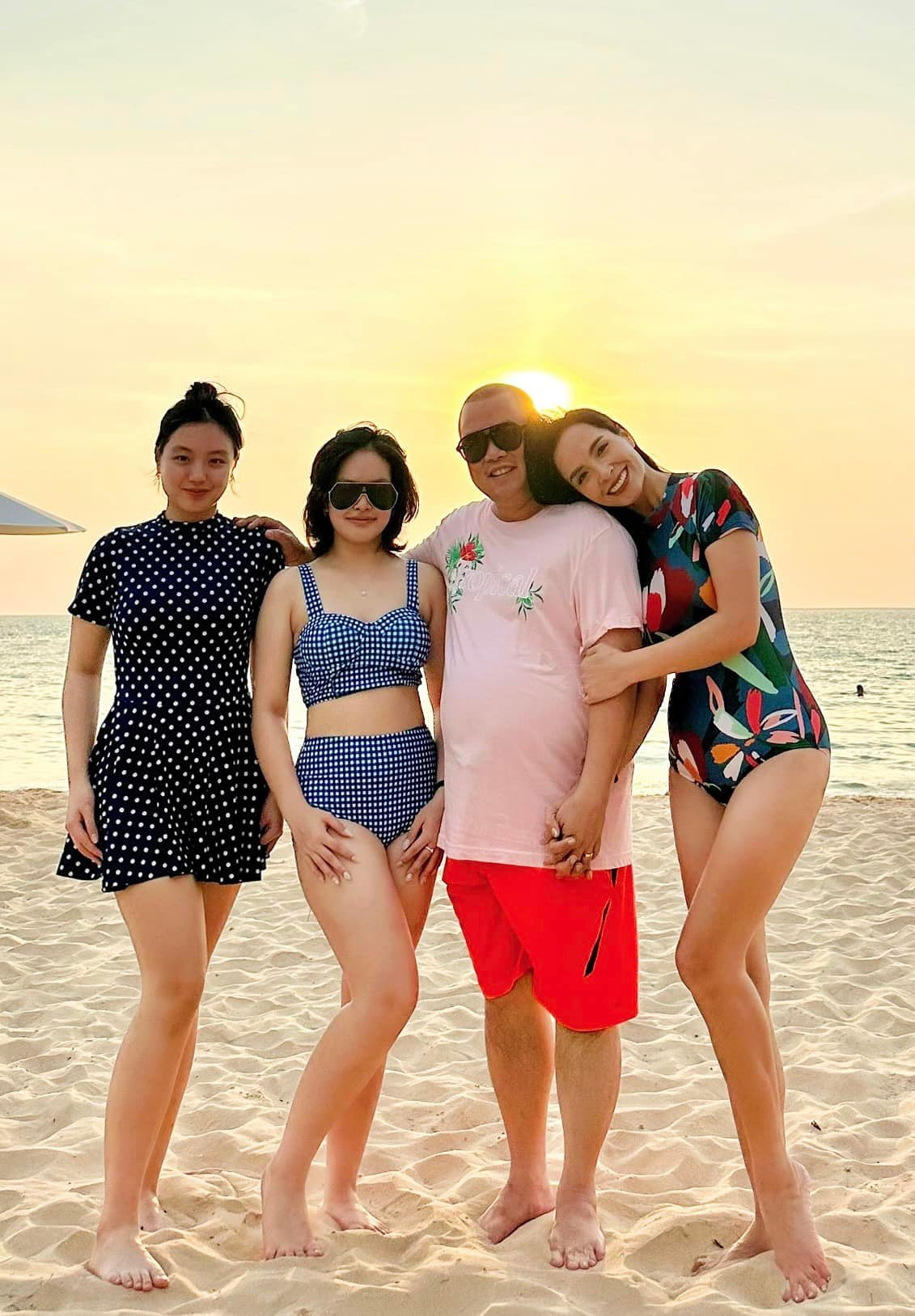 Hai con gái xinh đẹp của vợ chồng cặp sao cũng sở hữu lượng fan không nhỏ khi thường xuyên được ba mẹ cho "lên sóng".