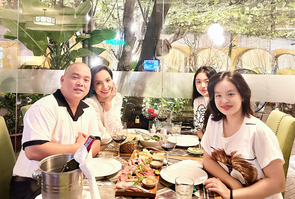 Vợ chồng cựu người mẫu thường xuyên đưa hai ái nữ đi du lịch khắp nơi mỗi khi có thời gian rảnh. Suli và Suti còn được ba mẹ cho làm quen với môn thể thao quý tộc là đánh golf từ khi con nhỏ.