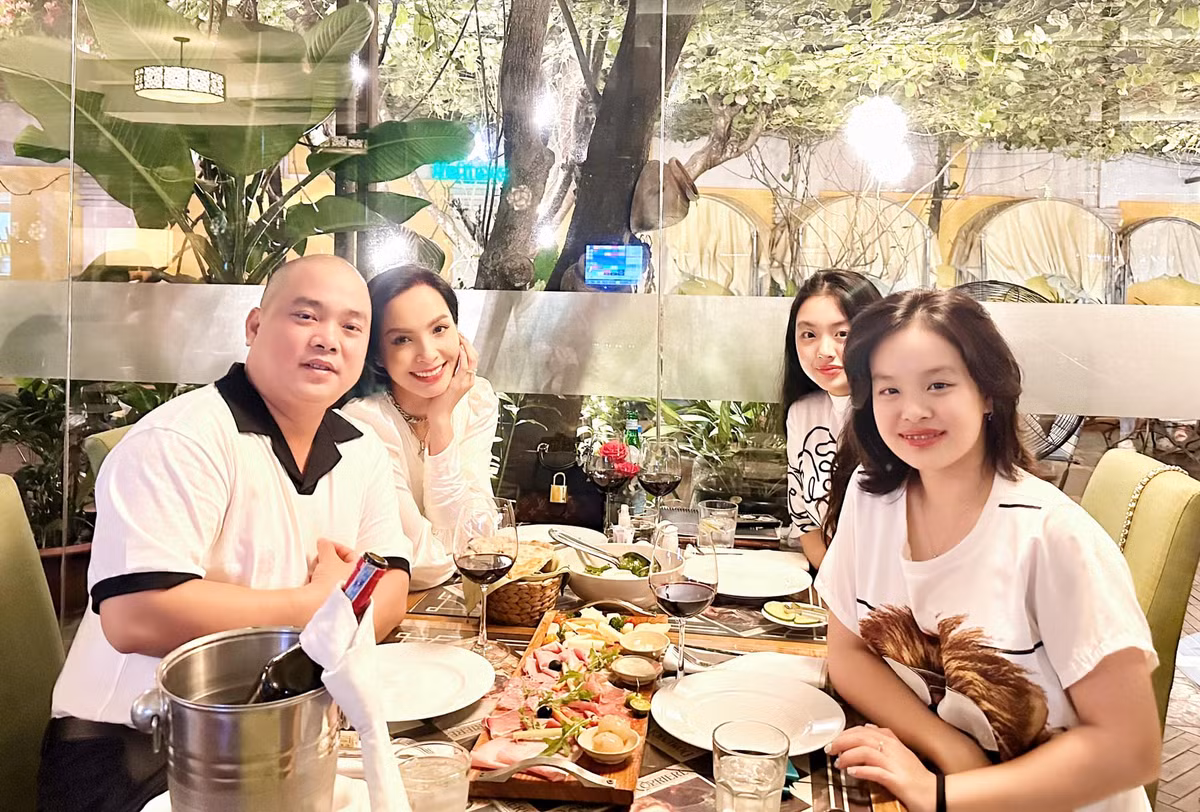 Vợ chồng cựu người mẫu thường xuyên đưa hai ái nữ đi du lịch khắp nơi mỗi khi có thời gian rảnh. Suli và Suti còn được ba mẹ cho làm quen với môn thể thao quý tộc là đánh golf từ khi con nhỏ.