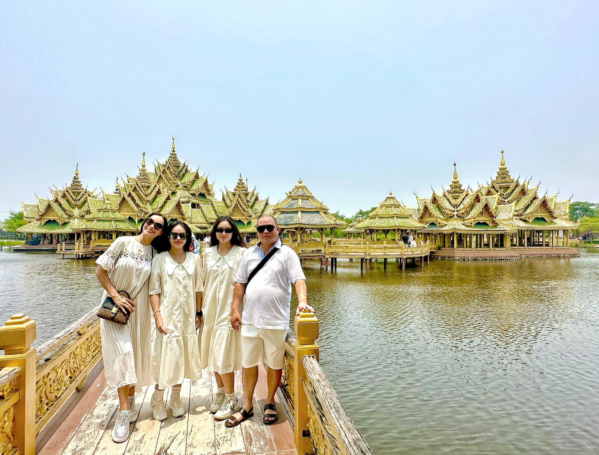 Cựu người mẫu ấn tượng với hình ảnh nam nhạc sĩ là người đàn ông của gia đình. Trong thời gian mới quen, về nhà ra mắt gia đình, Minh Khang chẳng ngại "xắn tay áo", làm việc nhà.