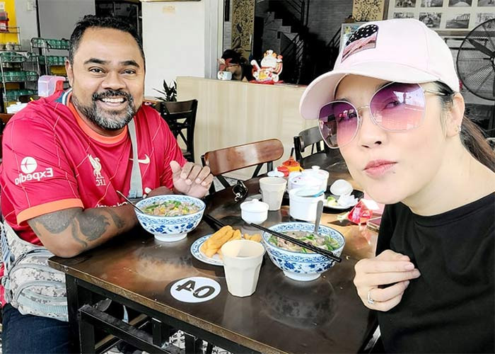 Dũng Taylor và Thu Phương đính hôn vào tháng 12/2012 và sống với nhau gần 16 năm nhưng mới đây cả hai mới chính thức đăng ký kết hôn.