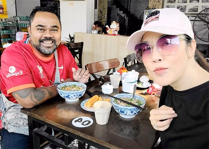 Dũng Taylor và Thu Phương đính hôn vào tháng 12/2012 và sống với nhau gần 16 năm nhưng mới đây cả hai mới chính thức đăng ký kết hôn.