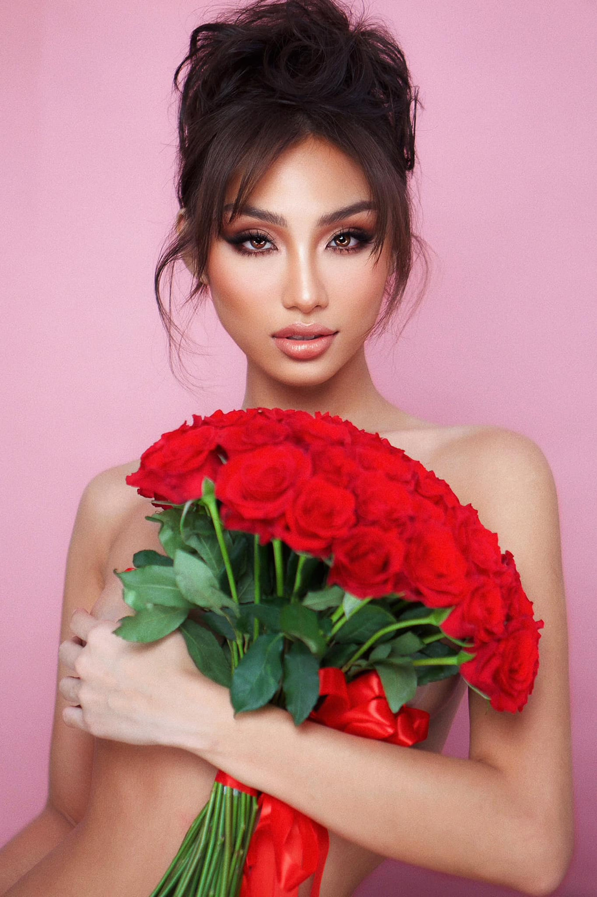 Thời điểm tham dự cuộc thi nhan sắc, Ngô Bảo Ngọc sở hữu chiều cao 1m75, có số đo ba vòng 85-63-94 cm.