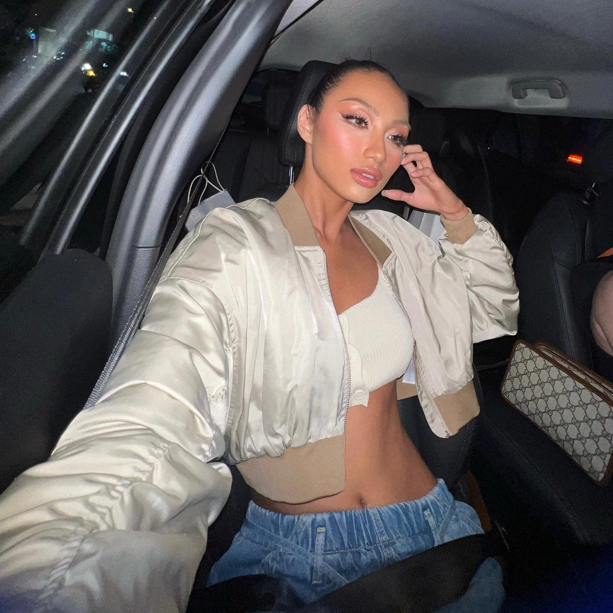 Bạn gái tin đồn của B Ray sở hữu phong cách thời trang gợi cảm, khoe triệt để body nóng bỏng.