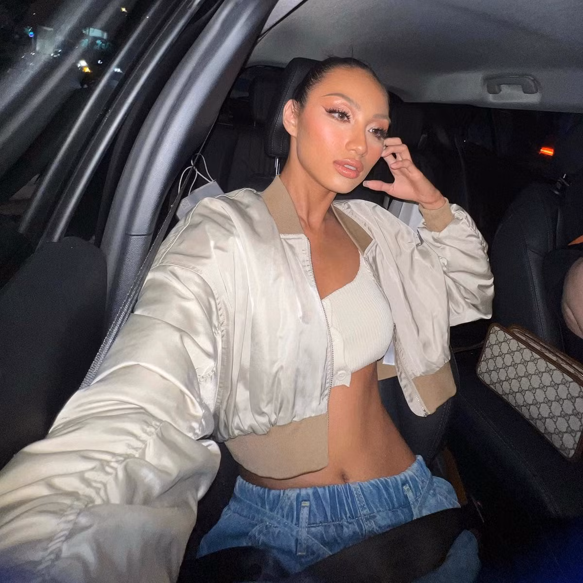 Bạn gái tin đồn của B Ray sở hữu phong cách thời trang gợi cảm, khoe triệt để body nóng bỏng.