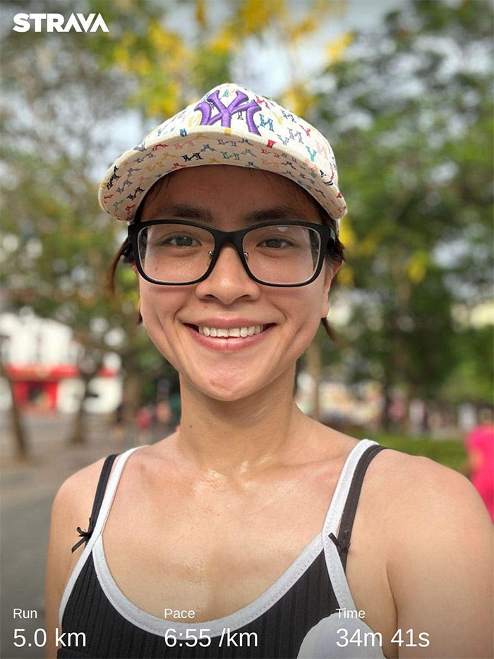 Trong phim "Anh có phải đàn ông không", Thúy An sắc sảo, ăn diện nhưng ngoài đời cô là người rất giản dị, thường để mặt mộc, thích các hoạt động thể thao.