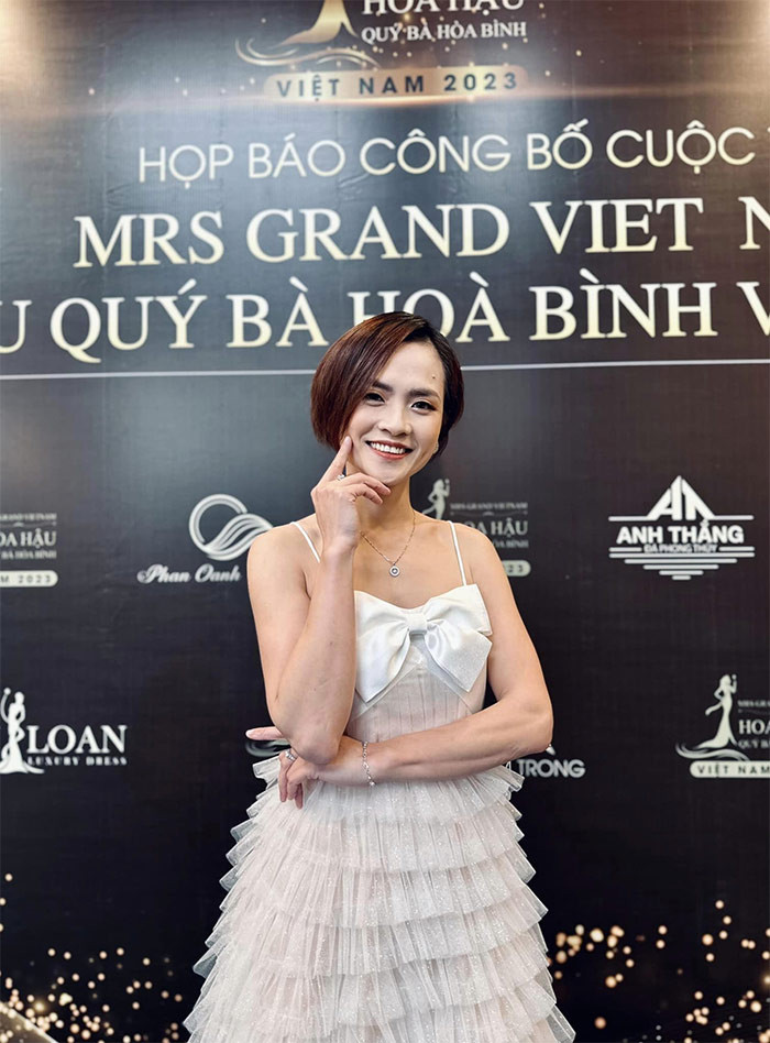 Người vào vai vợ của Tuấn Tú trong phim "Anh có phải đàn ông không" là nữ diễn viên Thúy An.