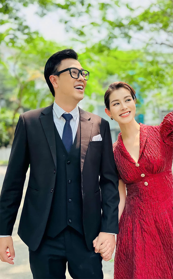 Trong phim "Nhà mình lạ lắm!" của đạo diễn Đinh Tuấn Vũ, Tuấn Tú đóng cặp với nữ diễn viên Huyền Trang.