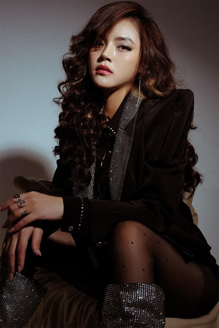 Tuấn Tú và Thu Quỳnh là một cặp đẹp đôi trong phim "Về nhà đi con". Trong phim, Thu Quỳnh vào vai một cô gái đẹp dịu dàng, đảm đang, khác hẳn với những vai diễn gai góc, ghê gớm của cô trong "Quỳnh búp bê", "Hương vị tình thân".