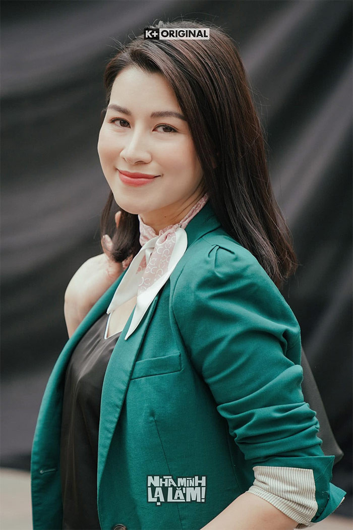 Ngoài đời Huyền Trang là chiến sĩ công an thuộc biên chế của Nhà hát Kịch Công an Nhân dân. Cô sở hữu vóc dáng chuẩn và khuôn mặt ưa nhìn.