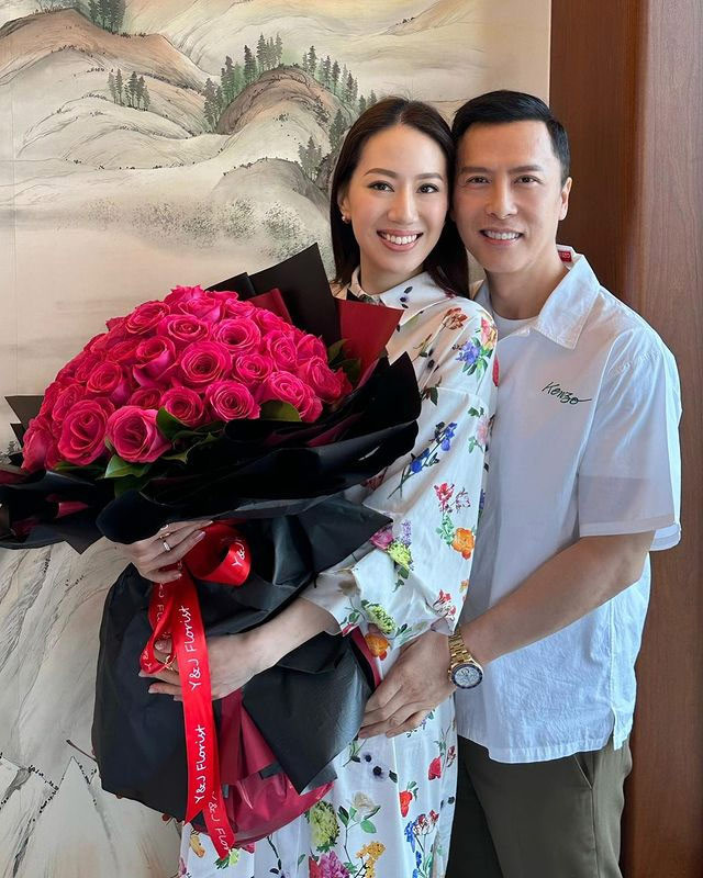 Nam tài tử "Diệp Vấn" và Uông Thi Thi kết hôn vào năm 2003 chỉ sau ba tháng hẹn hò. Hai người có cuộc sống hôn nhân vô cùng hạnh phúc và có hai con chung, một gái, một trai. (Ảnh: Instagram)