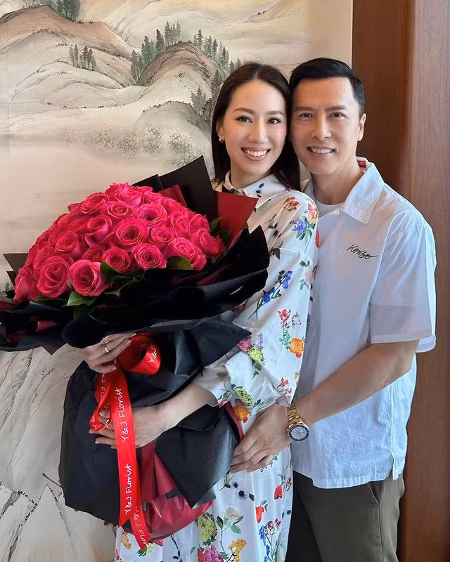 Nam tài tử "Diệp Vấn" và Uông Thi Thi kết hôn vào năm 2003 chỉ sau ba tháng hẹn hò. Hai người có cuộc sống hôn nhân vô cùng hạnh phúc và có hai con chung, một gái, một trai. (Ảnh: Instagram)