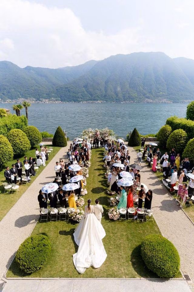 Lễ kỷ niệm 20 năm ngày cưới của Chân Tử Đan - Uông Thi Thi được tổ chức bên hồ Como thơ mộng với sự tham gia của gia đình và bạn bè thân thiết. (Ảnh: Sina)