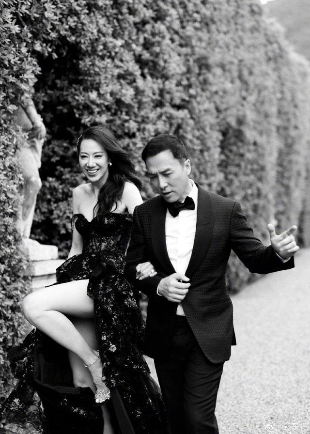 Chân Tử Đan và Uông Thi Thi là một trong những cặp đôi lâu bền và hạnh phúc nhất Cbiz. (Ảnh: Sina)