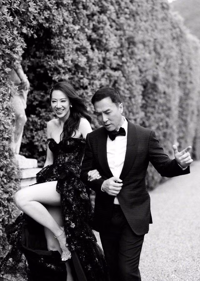 Chân Tử Đan và Uông Thi Thi là một trong những cặp đôi lâu bền và hạnh phúc nhất Cbiz. (Ảnh: Sina)