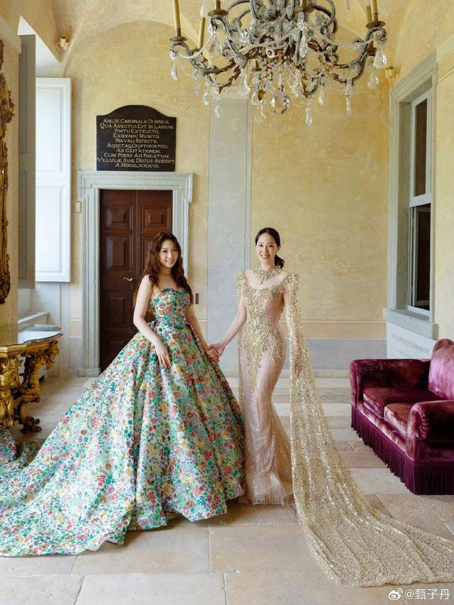 Uông Thi Thi và con gái Chân Tể Như tạo dáng trong buổi lễ. (Ảnh: Sina)