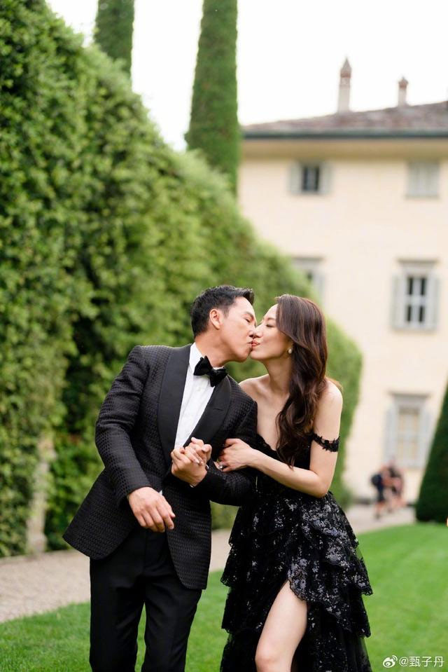 Mặc dù đã kết hôn được 20 năm nhưng tình cảm của vợ chồng Chân Tử Đan vẫn rất nồng thắm. (Ảnh: Sina)