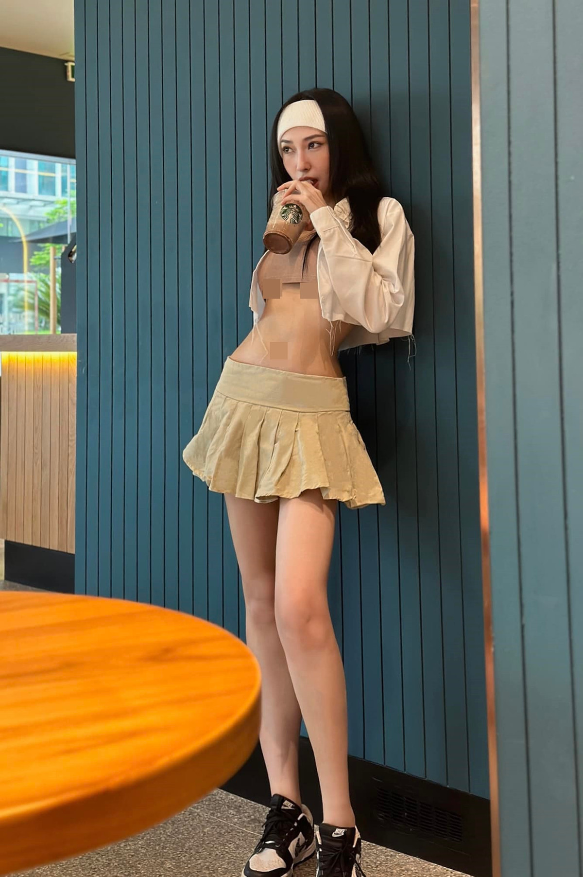 Trên trang cá nhân, Khổng Tú Quỳnh khiến fan bất ngờ với loạt ảnh khoe body đẹp mắt.