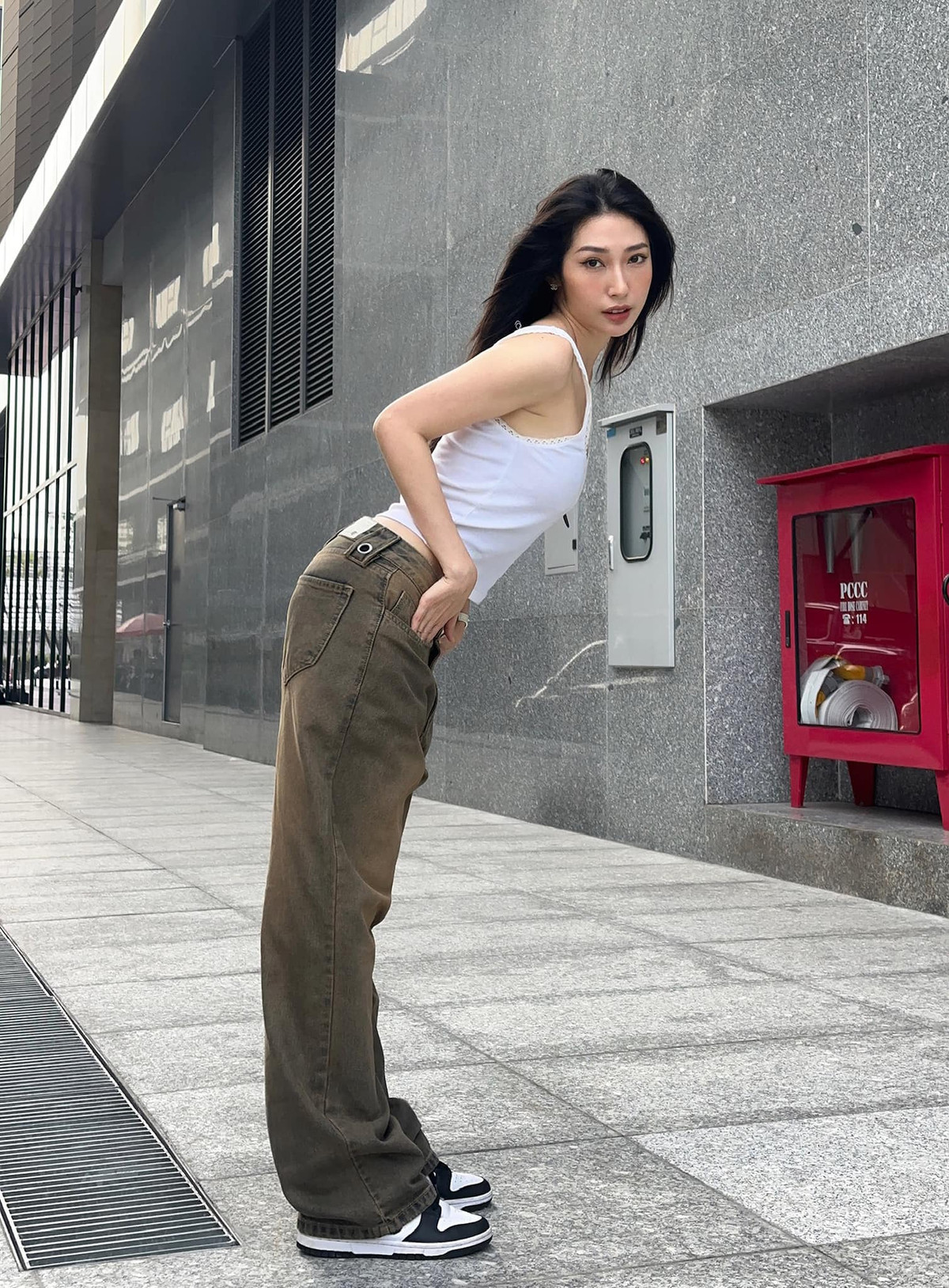 Đời thường, Khổng Tú Quỳnh chuộng trang phục năng động và trẻ trung.