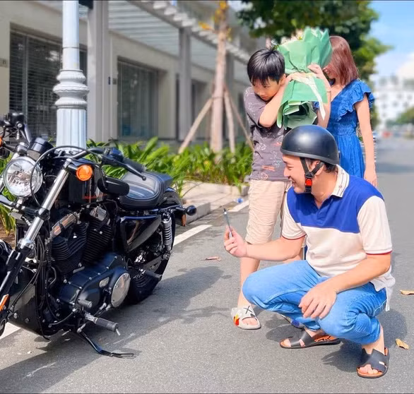 Còn Thu Trang cũng là người vợ tâm lý, đặt niềm tin tuyệt đối vào chồng. Nhân dịp sinh nhật ông xã, "hoa hậu làng hài" chi hẳn hơn nửa tỷ đồng mua mô tô xịn tặng chồng.