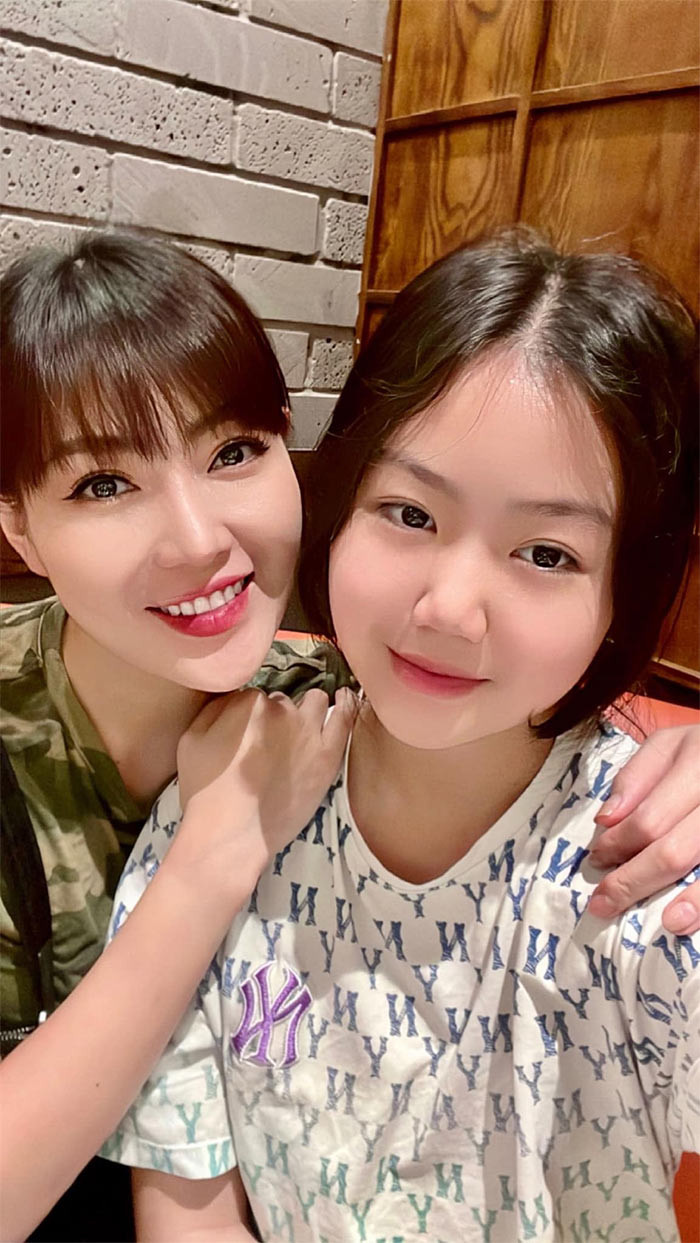 Theo chia sẻ của nữ diễn viên sinh năm 1988, chồng cô là một người tình cảm, ấm áp dù vẻ ngoài lạnh lùng, khó gần. (Ảnh: FBNV)