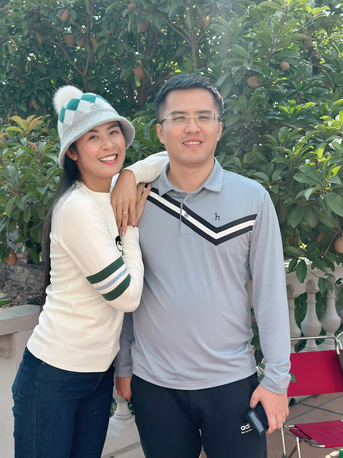 Ngoài công việc, mỹ nhân Hà thành ưu tiên thời gian cho gia đình. Cô thích cắm hoa, vào bếp nấu những món ngon, trong khi ông xã cũng phụ vợ làm việc nhà.